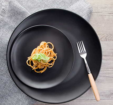 Un buon prezzo. Ciotole di plastica della bistecca rotonda della melammina piana nera del piatto per il ristorante dell'hotel in linea